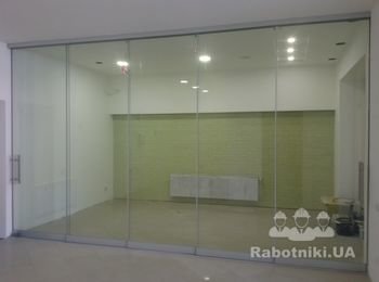 Перегородка из закаленного стекла, в данном варианте все створки подвижны и их можно с легкость сдвинуть в правую или левую сторону, чтобы полость освободить проём.