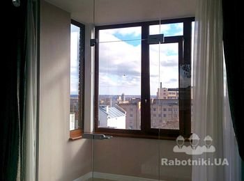 Перегородка из закаленного стекла, выполнена с маятниковой дверью (открытие двери в обе стороны)