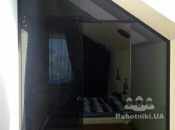 Перегородка из закаленного стекла, выполнена с дверью раздвижной (открытие только в одну сторону)