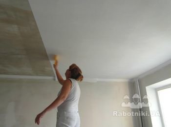 Оклеивание потолка обоями в Киеве