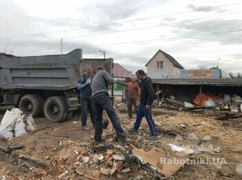 Мы предоставляем услугу упаковки отходов в мешки (если это необходимо), погрузки крупных отходов и мешков грузовой автотранспорт, перевозку мусора на специализированную территорию.