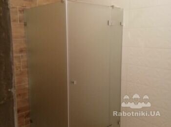 Красиві рівні стіни з якісної плитки.