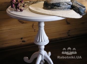 Кофейный стлик. Ножки и колонна - ольха, столешница - шпонированная ДСП в ясеневой обкладке.