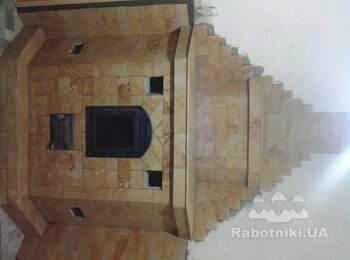 угловая топка грубы.облицована природным камнем.