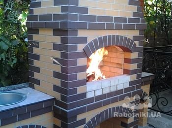 барбекю простая из облицовочного кирпича.