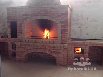 барбекю "ресторанного типа" с коптилкой,плитой, вертелом и разделочными столами.