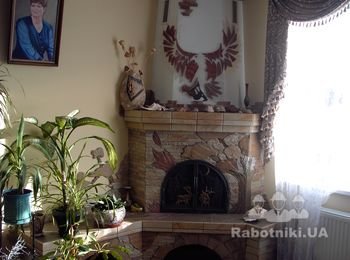 художественное оформление камина природным камнем.