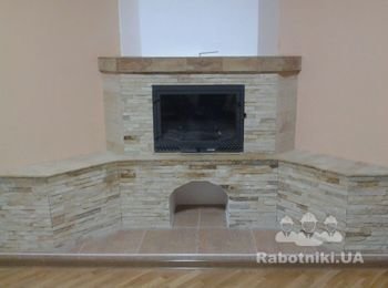 камин с вмонтированной чугунной каминной топкой.