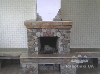 камин.облицован песчаником.