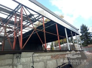 Монтаж кровли, задней стены и основы под фриз
