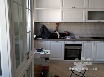 Сергей расширяет место под профиль подсветки кухни.Спасибо мебельщикам)