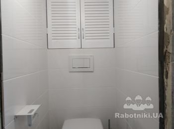 Туалетная комната с в монтированным в стенку бойлером