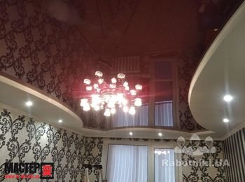 Глянцевый натяжной потолок в криволинейном г/к коробе