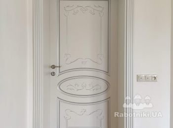 Большой плюс наших межкомнатных дверей в том, что дверной короб изготавливается на всю глубину проема, мы не используем никакие доборные элементы.