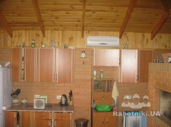 Скромненькая такая кухонька в беседке.