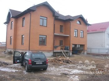 г.Бровары, дом 456 м2, фундамент монолитно-сборный, стена газоблок 300мм, утеплитель 50мм, облицовочный кирпич БЦ. Кровля 420м2, гибкая черепица коллекции RUFLEX Runa