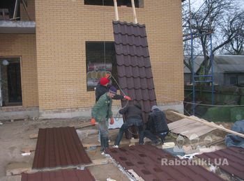 Подача металлочерепицы "на гора".
