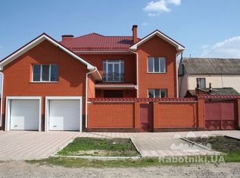 Двухэтажный дом,с цокольным этажом и гаражом на два автомобиля.Время строительства с нуля,до кровли 4 месяца.