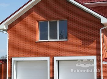 Двухэтажный дом,с цокольным этажом и гаражом на два автомобиля.Время строительства с нуля,до кровли 4 месяца.