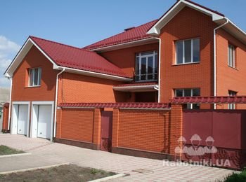 Двухэтажный дом,с цокольным этажом и гаражом на два автомобиля.Время строительства с нуля,до кровли 4 месяца.