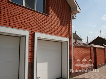 Двухэтажный дом,с цокольным этажом и гаражом на два автомобиля.Время строительства с нуля,до кровли 4 месяца.