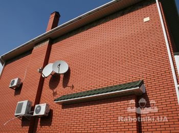 Дом в 500 кв.м. Время строительства, с нуля  до кровли - 6 месяцев
Кирпич - СБК
Забутовка -Крымский ракушняк
Кровля - ТПК металлочерепица