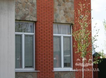 Дом в 500 кв.м. Время строительства, с нуля  до кровли - 6 месяцев
Кирпич - СБК
Забутовка -Крымский ракушняк
Кровля - ТПК металлочерепица