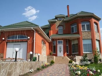 Дом в 500 кв.м. Время строительства, с нуля  до кровли - 6 месяцев
Кирпич - СБК
Забутовка -Крымский ракушняк
Кровля - ТПК металлочерепица