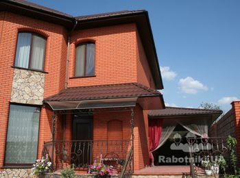 Дом в 350 кв.м. Время строительства с нуля до кровли 3.5 месяца
Кирпич - СБК
Кровля - ТПК
Забутовка - Крымский ракушняк