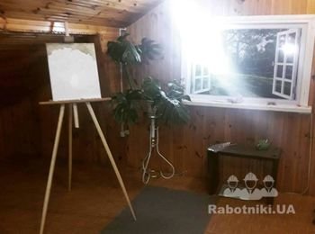 мольберт, фальшвікно та столик