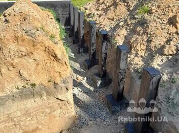 Монолітні фундаменти під стовпи веранди та зони барбекю