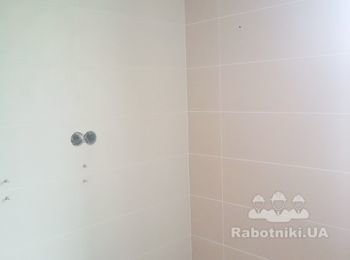 Плитка у ванной комнате.