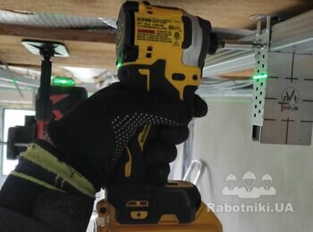 Робота професійним інструментом.