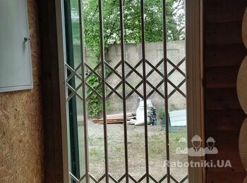 Встановлення захисних ролет.
