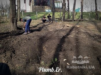 Завершение работ по устройству канализации. Все красиво засыпаем, заравниваем и приводим в порядок.