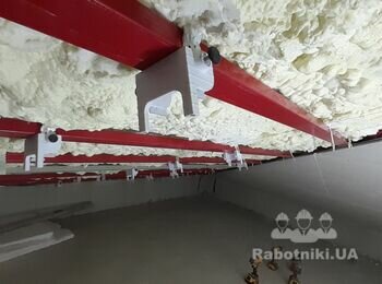 Процес вирівнювання конструкції з гк на горищі приватного будинку