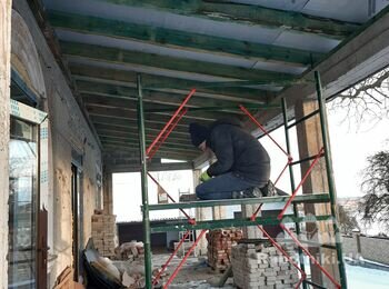Попередній монтаж підвісів на терасі