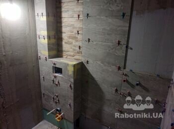 Процес укладки плитки на инсталяцию