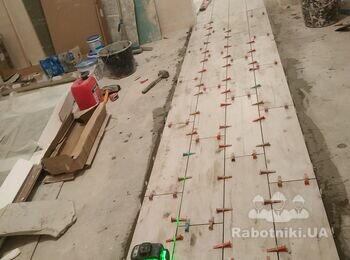 Процес укладки керамогранита на пол