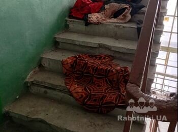 Поставить металлическую дверь на чердаке,может быть дверь сетку
