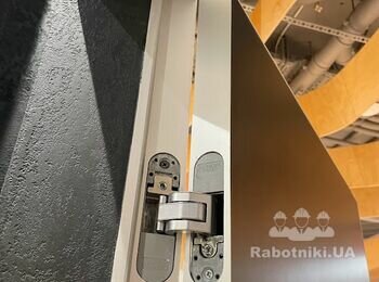 Монтаж дотягувачів в двері прихованого монтажу