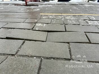 НЕобходимо заменить/укрепить/отремонтировать плитку у входа