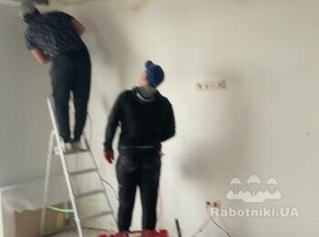 Реставрація стіни після потьоку(шпаклівка+покраска),поклейка багетів