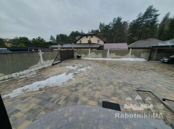 Оздоблення паркану, кладка цементно-пісчаної плитки.