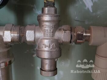 Замена редуктора давления воды в квартире