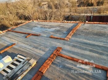 Кладка газоблоку (приблизно 40 кубів) та цегли (6 тис)