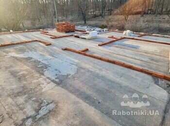 Кладка газоблоку (приблизно 40 кубів) та цегли (6 тис)