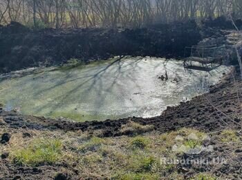 Земляні роботи по очистці дна озерця від сміття