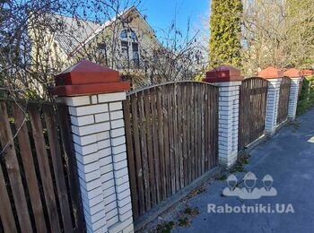 Забор в Романкове, кирпич и шлакоблок под расшивку