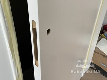 Установить дверные ручки
